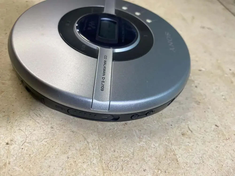 Sony CD Walkman D-EJ109 Portable CD Player with G-Protection (display faded)